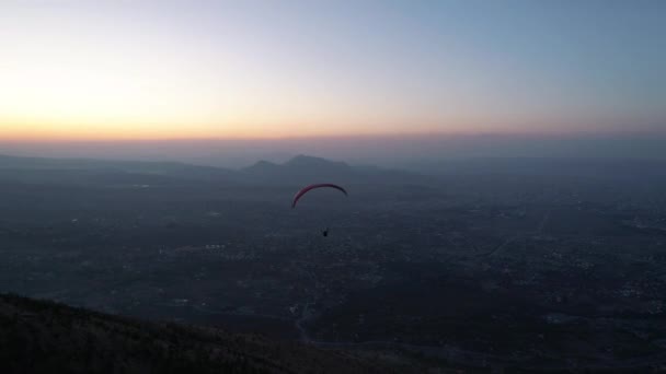 Kayseri 'de paraşütle atlama sporu ve Erciyes Dağı manzarası — Stok video