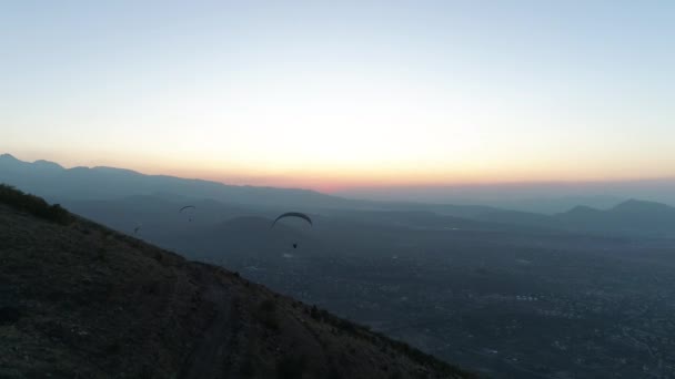Водолази - парашутисти та гірський ландшафт Ерсієс у Кайсері. — стокове відео