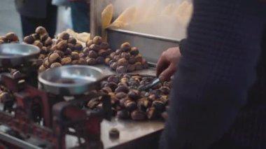 Türk sokak fast food kestanesi. Türkiye 'de 4K Görüntüsü