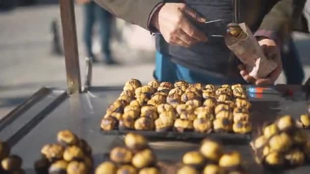 Turkish street fast food chestnut. 4K Footage in Turkey — Stock Video