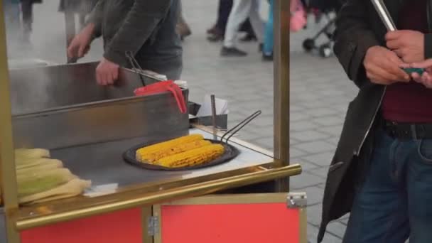 Świeże gotowane i prażona kukurydza jest słynnym ulicznym jedzeniem Stambułu — Wideo stockowe