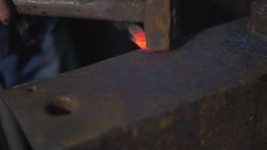 Demirci elle eritme ateşini dövüyor..