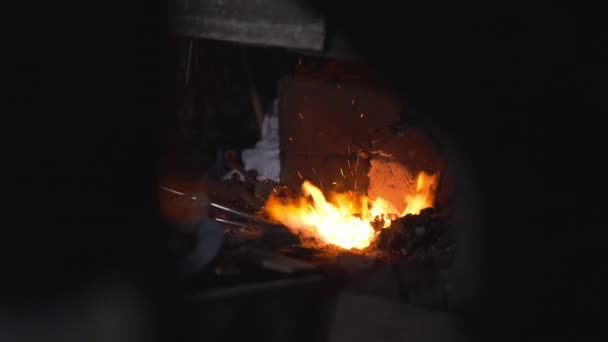 Un forgeron en feu chauffe le métal pour forger le produit — Video