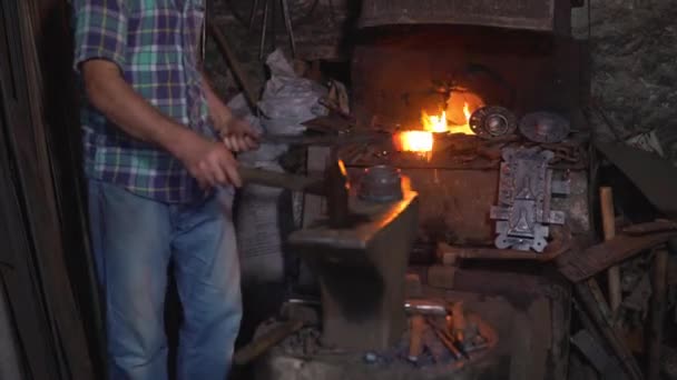 Kovář ručně kuje roztavený oheň. — Stock video