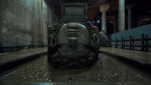 이스탄불, 터어 키 - 01.05.2019: Medusa Head and Basilica Cistern in Istanbul — 비디오