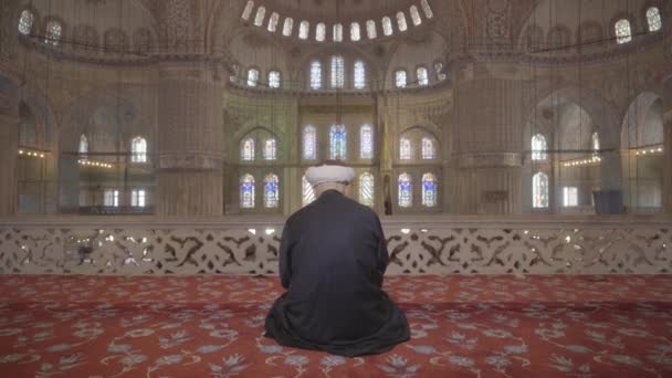 Стамбул, Турция - 01.05.2019: Мусульманская молитва в мечети — стоковое видео