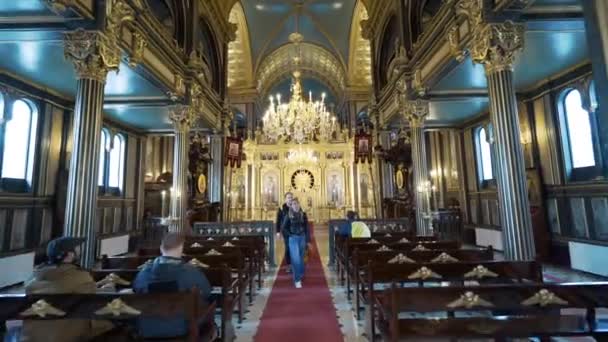 Istanbul, Turkije - 01.05.2019: Binnenkant van Saint Antuan Church in Istanbul — Stockvideo