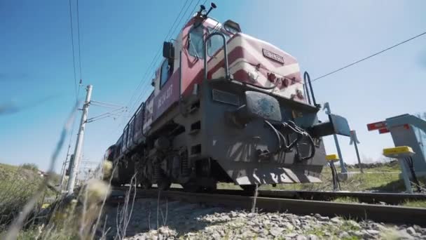 Trenin geçişinin yakın görüntüsü — Stok video