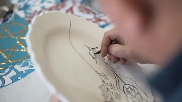 Peintre peint en porcelaine de carrelage maison. — Video