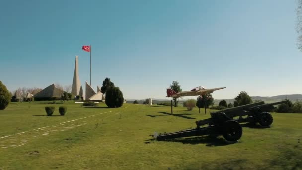 Вид с воздуха на памятник Победы в Кутахье и старые самолеты — стоковое видео