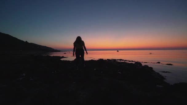 En kvinna som går vid stranden — Stockvideo