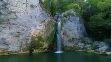Kastamonu 'daki Ilica şelalesinin havadan görünüşü. Türkiye 'de 4K Görüntüsü