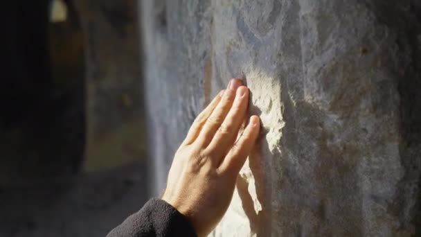 Eine Menschenhand berührt die Grabmauer des antiken Felsens. Donalar-Felsengrab in Kastamonu — Stockvideo