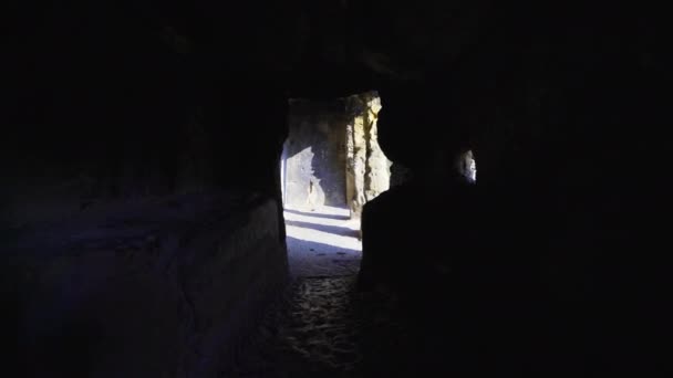 Pemandangan interior dari makam batu Donalar di Kastamonu — Stok Video