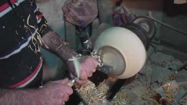 Een timmerman gebruikt industriële graveermachine — Stockvideo