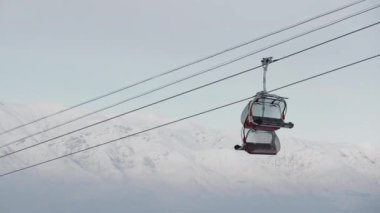 Dağda kayak asansörü kullanmak. Türkiye 'de 4K Görüntüsü