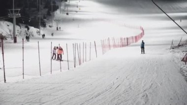 Kayak merkezinde kayak yapan insanların görüntüsü 