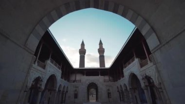 Sivas 'taki Gok Medrese manzarası. Türkiye 'de 4K Görüntüsü