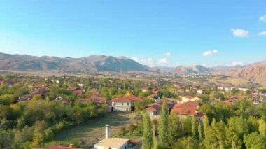 Sivas 'taki Divrigi Kasabası manzarası. Türkiye 'de 4K Görüntüsü