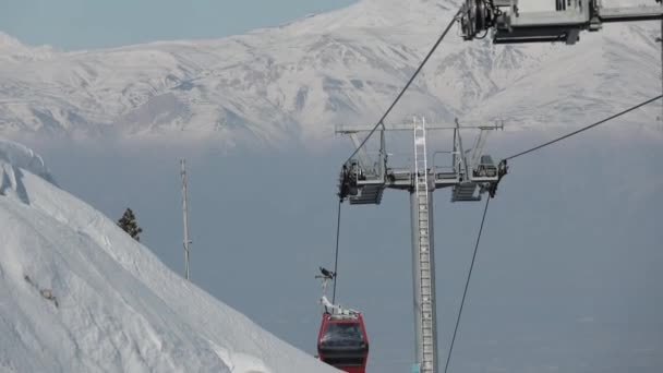 山のスキーリフトを使用しています。トルコでの4K映像 — ストック動画