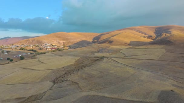 Luftaufnahme der Landschaft der Divrigi-Stadt in Sivas. 4K-Filmmaterial in der Türkei — Stockvideo