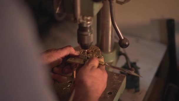 Un artisan fabrique un couteau. Images 4K en Turquie — Video