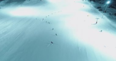 Kayak merkezinde kayak yapan insanların hava görüntüsü 