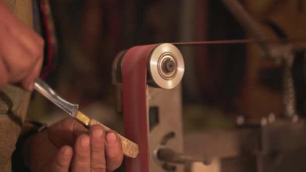 Un artisan fabrique un couteau. Images 4K en Turquie — Video