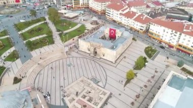 Sivas 'ta Buruciye Madrasah' ın hava manzarası. Türkiye 'de 4K Görüntüsü