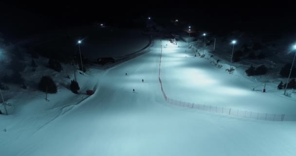 スキー場での人々のスキーの空中ビュー — ストック動画