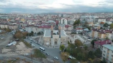 Sivas 'taki Gök Medrese' nin havadan görünüşü. Türkiye 'de 4K Görüntüsü