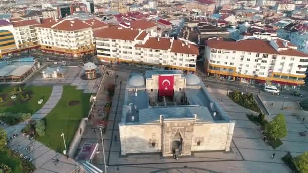 Вид с воздуха на медресе Буручие в Сивасе. Кадры 4K в Турции — стоковое видео