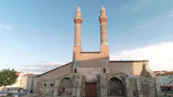 Vista aérea de Sifaiye Madrasah en Sivas. Filmación 4K en Turquía — Vídeos de Stock