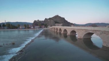 Corum 'daki Koyunbaba Köprüsü' nün havadan görüntüsü. Türkiye 'de 4K Görüntüsü