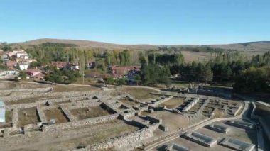 Corum 'daki Alacahoyuk Arkeolojik Alanı' nın havadan görünüşü. Türkiye 'de 4K Görüntüsü