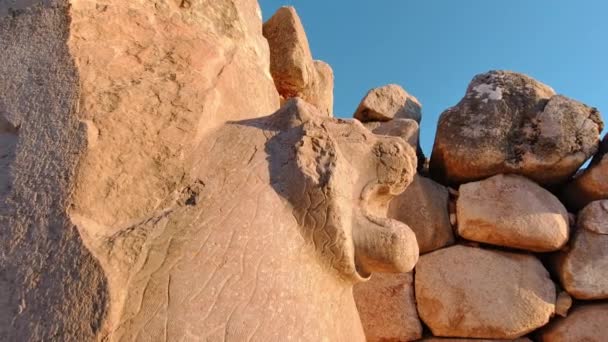 Beeldhouwwerken van de Leeuwenpoort, Archeologische site van Hattusa in Turkije. — Stockvideo