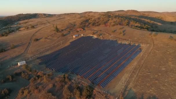Corum 'daki Güneş enerjisi panelinin hava görüntüsü. Türkiye 'de 4K Görüntüsü — Stok video