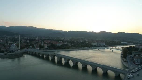 Vista aérea da Ponte Koyunbaba em Corum. Filmagem 4K na Turquia — Vídeo de Stock