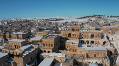 Türkiye 'deki Eski Mardin Şehri manzarasının havadan görüntüsü. Kar havası
