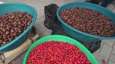 Sokakta satılan kestane tezgahının yakın plan görüntüsü