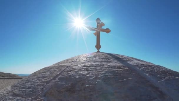 Pandangan close-up mengenai Salib Gereja di Kubah di Biara Deyrulzafaran. — Stok Video