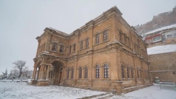 Γκρο πλαν άποψη του ιστορικού κτιρίου στο Mardin. Καιρός χιονιού. — Αρχείο Βίντεο