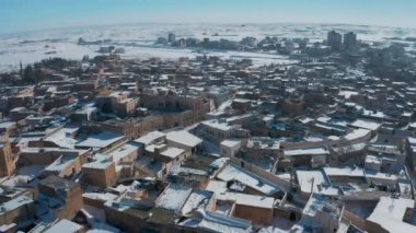 Türkiye 'deki Eski Mardin Şehri manzarasının havadan görüntüsü. Kar havası