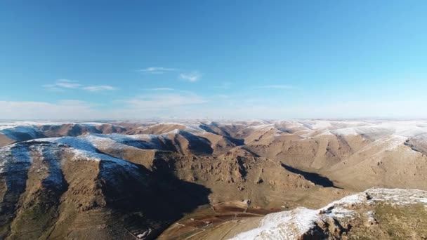 Luftaufnahme von schneebedeckten Felsen und Bergen in Mardin. 4K-Filmmaterial in der Türkei — Stockvideo