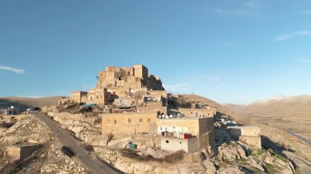 Αεροφωτογραφία των πέτρινων σπιτιών και του τοπίου της Παλιάς Πόλης στο Mardin. — Αρχείο Βίντεο