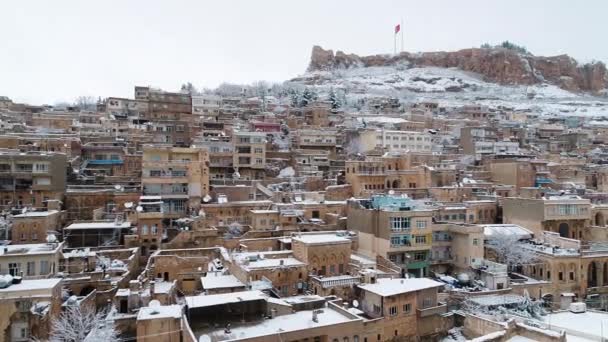 Αεροφωτογραφία του τοπίου της Παλιάς Πόλης Μαρντίν στην Τουρκία. Χιονο καιρό — Αρχείο Βίντεο