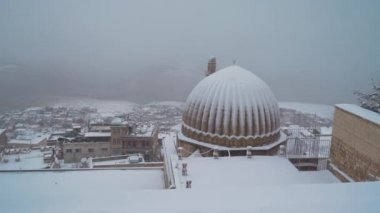 Türkiye 'de Zinciriye Madrasah ve Mardin Şehir Manzarası. Kar havası