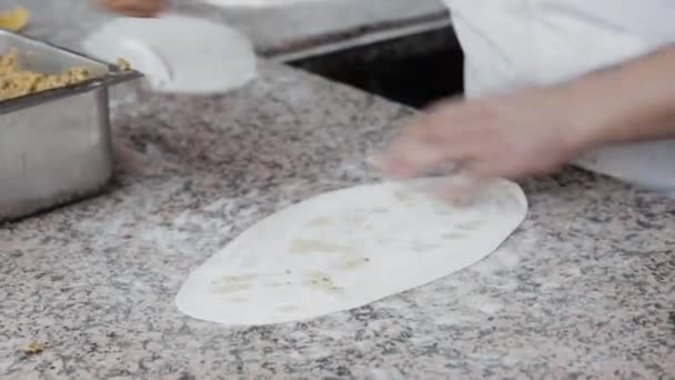 Egy szakács, aki Lahmacunt készít. Finom török konyha — Stock videók