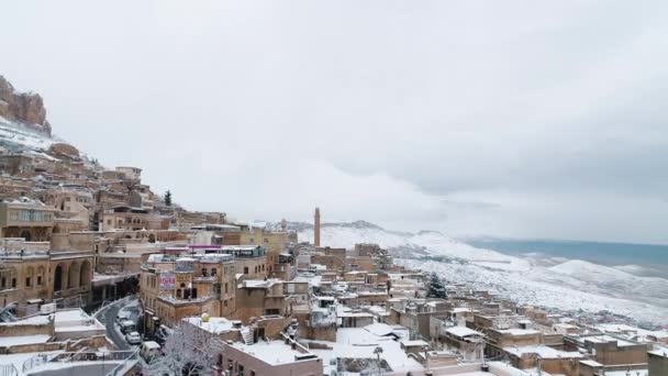 Vista aérea da paisagem de Old Mardin City na Turquia. Tempo de neve — Vídeo de Stock