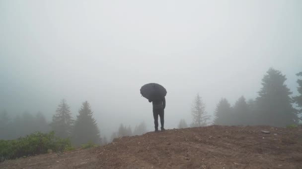 Man Som Har Ett Paraply Kumbet Plateau Foggy Väder Bilder — Stockvideo